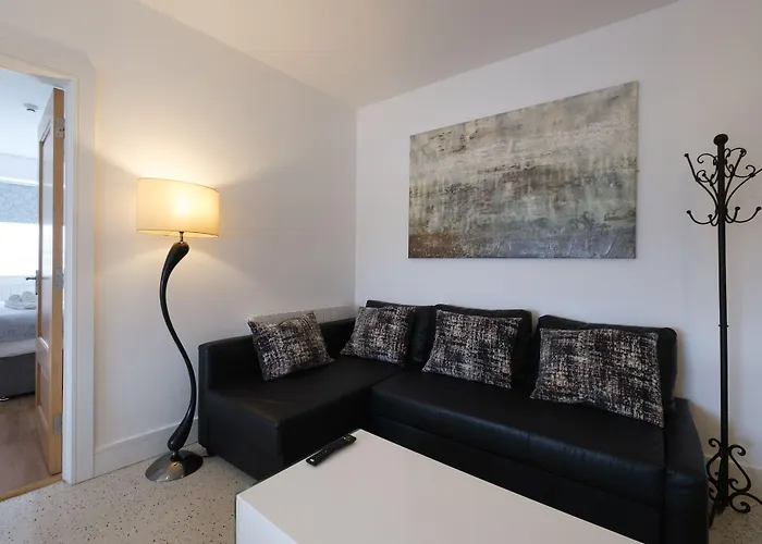 Гостевой дом The Eyre Square Townhouse